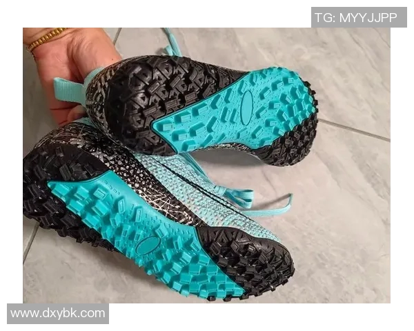 穿高帮足球鞋的明星球员有哪些他们如何影响了这项运动的潮流与发展